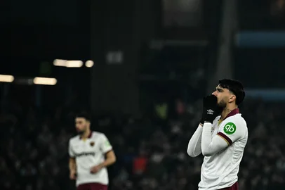 West Ham United's Brazilian midfielder #10 Lucas Paqueta (R) reacts during the English FA Cup third round football match between Aston Villa and West Ham United at Villa Park in Birmingham, central England on January 10, 2025. (Photo by Ben STANSALL / AFP) / RESTRICTED TO EDITORIAL USE. No use with unauthorized audio, video, data, fixture lists, club/league logos or 'live' services. Online in-match use limited to 120 images. An additional 40 images may be used in extra time. No video emulation. Social media in-match use limited to 120 images. An additional 40 images may be used in extra time. No use in betting publications, games or single club/league/player publications. / Editoria: SPOLocal: BirminghamIndexador: BEN STANSALLSecao: soccerFonte: AFPFotógrafo: STF<!-- NICAID(16001012) -->
