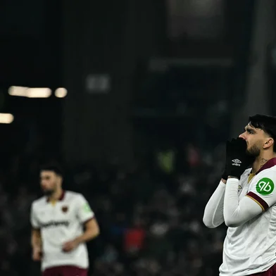 West Ham United's Brazilian midfielder #10 Lucas Paqueta (R) reacts during the English FA Cup third round football match between Aston Villa and West Ham United at Villa Park in Birmingham, central England on January 10, 2025. (Photo by Ben STANSALL / AFP) / RESTRICTED TO EDITORIAL USE. No use with unauthorized audio, video, data, fixture lists, club/league logos or 'live' services. Online in-match use limited to 120 images. An additional 40 images may be used in extra time. No video emulation. Social media in-match use limited to 120 images. An additional 40 images may be used in extra time. No use in betting publications, games or single club/league/player publications. / Editoria: SPOLocal: BirminghamIndexador: BEN STANSALLSecao: soccerFonte: AFPFotógrafo: STF<!-- NICAID(16001012) -->