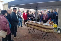 O corpo do bancário Fabio Luiz Izycki, de 42 anos, foi sepultado em Barão de Cotegipe, na Região Norte do Rio Grande do Sul, cidade onde nasceu, na manhã desta segunda-feira (23). Ele é uma das oito vítimas da queda de um balão que aconteceu em Praia Grande, em Santa Catarina – e um dos dois gaúchos que morreram. A outra vítima foi a namorada dele, Juliane Jacinta Sawicki, de 36 anos.
