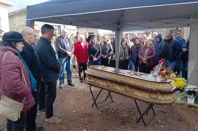O corpo do bancário Fabio Luiz Izycki, de 42 anos, foi sepultado em Barão de Cotegipe, na Região Norte do Rio Grande do Sul, cidade onde nasceu, na manhã desta segunda-feira (23). Ele é uma das oito vítimas da queda de um balão que aconteceu em Praia Grande, em Santa Catarina – e um dos dois gaúchos que morreram. A outra vítima foi a namorada dele, Juliane Jacinta Sawicki, de 36 anos.