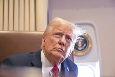 US-POLUS President Donald Trump speaks to the press before signing a proclamation renaming the Gulf of Mexico as the Gulf of America aboard Air Force One, as it flies over the Gulf enroute to New Orleans, Louisiana on Febrary 09, 2025. For years, as disputes over names on the map riled up nationalist passions in several parts of the world, US policymakers have watched warily, trying to stay out or to quietly encourage peace. Suddenly, the United States has gone from a reluctant arbiter to a nomenclature belligerent, as President Donald Trump declared that the Gulf of Mexico will henceforth be called the "Gulf of America." In an executive order signed hours after he returned to the White House, Trump called the water body an "indelible part of America" critical to US oil production and fishing and "a favorite destination for American tourism and recreation activities." (Photo by ROBERTO SCHMIDT / AFP)Editoria: POLLocal: In the airIndexador: ROBERTO SCHMIDTSecao: politics (general)Fonte: AFPFotógrafo: STF<!-- NICAID(15972781) -->