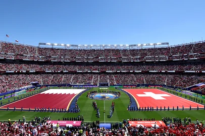 SAN FRANCISCO, CALIFORNIA - JUNE 13: Players line up before the FIFA World Cup 2026 Group B match between Qatar and Switzerland at San Francisco Bay Area Stadium on June 13, 2026 in San Francisco, California.   Fran Santiago/Getty Images/AFP (Photo by Fran Santiago / GETTY IMAGES NORTH AMERICA / Getty Images via AFP)<!-- NICAID(16305743) -->