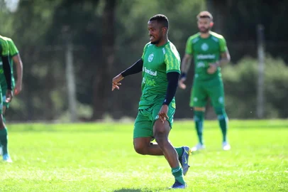 CAXIAS DO SUL, RS, BRASIL, 08/03/2023. Treino do Juventude no Centro de Formação de Atletas e Cidadãos (Cfac). O Ju está disputando o Campeonato Gaúcho (Gaúchão 2023). Na foto, meia Emerson Santos. (Porthus Junior/Agência RBS)<!-- NICAID(15369884) -->