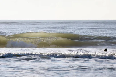 TORRES, RS, BRASIL, 05-02-2026: Manhã clara em Torres. Sol presente, céu limpo e mar transparente moldam o cenário do litoral norte gaúcho. Foto: Jeff Botega/Agência RBS<!-- NICAID(16219123) -->