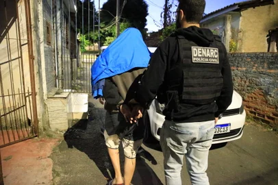 PORTO ALEGRE, RS, BRASIL - 03/04/2024 - Facção criminosa que teria movimentado R$ 14 milhões em lavagem de dinheiro é alvo de operação - Polícia Civil cumpre, na manhã desta quarta-feira (3), 13 mandados de prisão preventiva e 25 de busca e apreensão. Ofensiva tem como alvo principal as lideranças do grupo. FOTO: RONALDO BERNARDI, AGÊNCIA RBS<!-- NICAID(15723741) -->