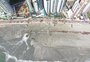 Obra de alargamento da faixa de areia em Balneário Camboriú tem "visita" de tubarão e máquina atolada 