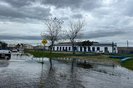 A cheia avança na Lagoa dos Patos e água atinge a Avenida Henrique Pancada, em Rio Grande<!-- NICAID(15756793) -->