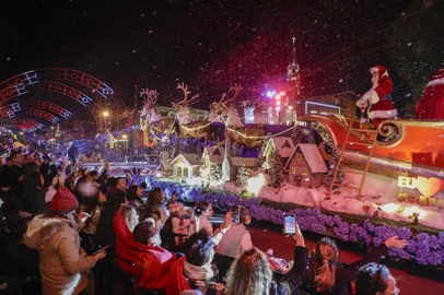 O 39º Natal Luz de Gramado segue até 19 de janeiro, com uma intensa programação, incluindo atrações gratuitas como uma Vila de Natal, a Casa do Papai Noel, apresentações artísticas, Acendimento das Luzes da cidade, concurso de pinheiros decorados, além de dois grandes espetáculos pagos: O Grande Desfile de Natal e Nativitaten.<!-- NICAID(15921892) -->