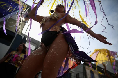 CAXIAS DO SUL, RS, BRASIL, 10/02/2024. Sábado é de carnaval em Caxias do Sul, com centenas acompanhando a folia no Bloco da Ovelha e no bloco do bar do Luizinho. Na foto, cortejo do Bloco da Ovelha pelas ruas do bairro São Pelegrino. (Bruno Todeschini/Agência RBS)<!-- NICAID(15675880) -->