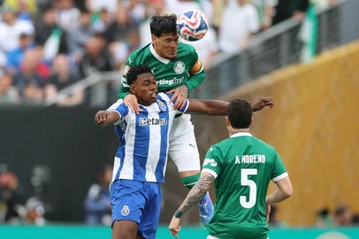 FC Porto's Spanish forward #09 Samu Aghehowa and Palmeiras' Paraguayan defender #15 Gustavo Gomez fight for the ball during the Club World Cup 2025 Group A football match between Brazil's Palmeiras and Portugal's FC Porto at the MetLife stadium East Rutherford, New Jersey on June 15, 2025. (Photo by CHARLY TRIBALLEAU / AFP)<!-- NICAID(16060223) -->