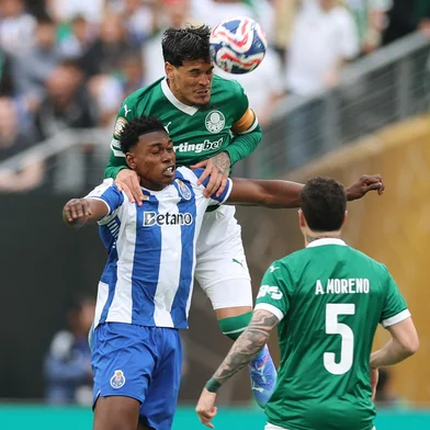 FC Porto's Spanish forward #09 Samu Aghehowa and Palmeiras' Paraguayan defender #15 Gustavo Gomez fight for the ball during the Club World Cup 2025 Group A football match between Brazil's Palmeiras and Portugal's FC Porto at the MetLife stadium East Rutherford, New Jersey on June 15, 2025. (Photo by CHARLY TRIBALLEAU / AFP)<!-- NICAID(16060223) -->