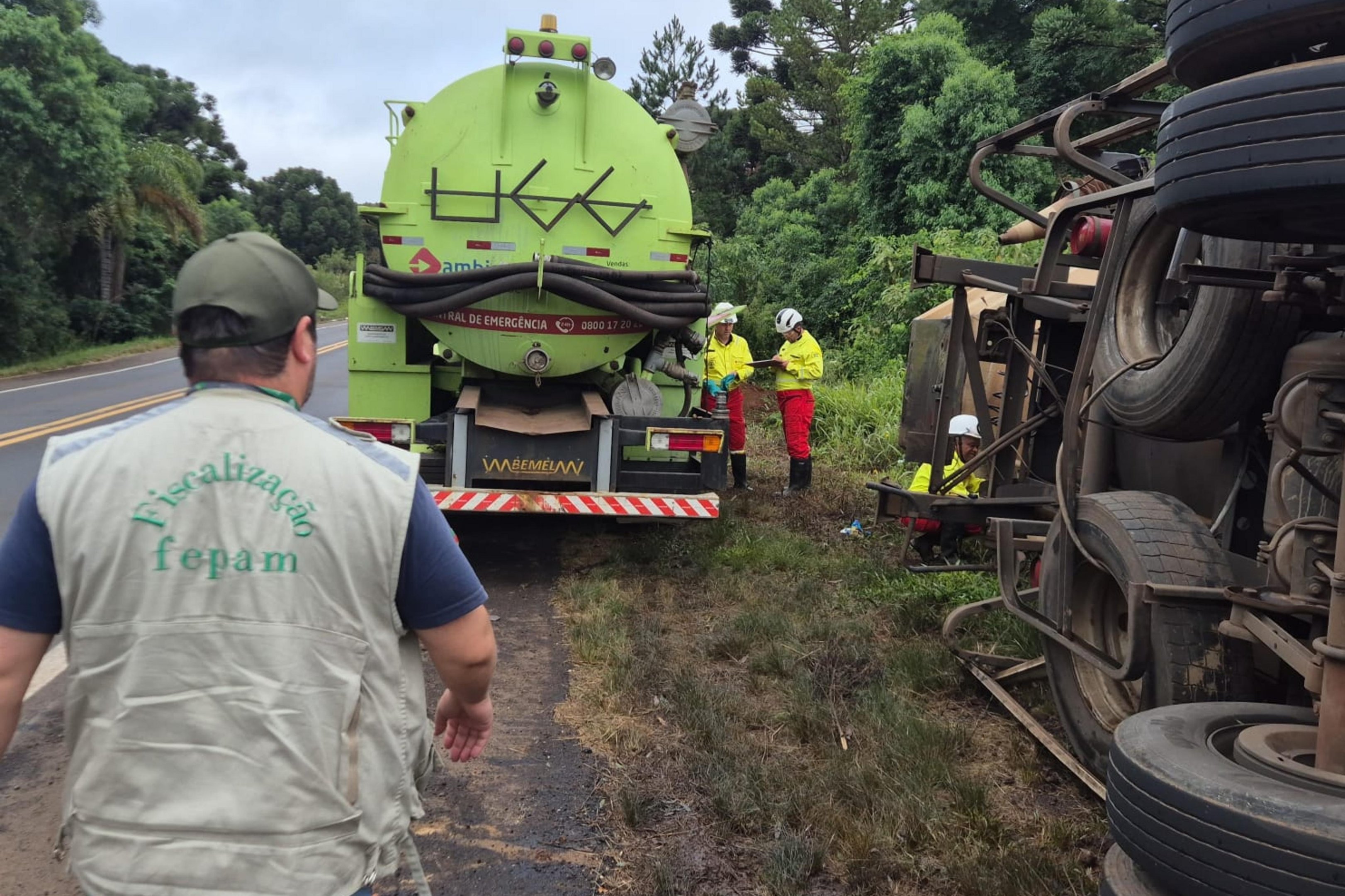 Fepam trabalha para conter vazamento de biodiesel &agrave;s margens da BR-470, em Lagoa Vermelha