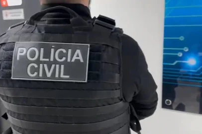 Grupo suspeito de invadir contas de médicos gaúchos e aplicar golpes é alvo de operação em SP. Delegacia de Repressão a Crimes Patrimoniais Eletrônicos do RS deflagrou a Operação Medici Umbra.<!-- NICAID(16061379) -->