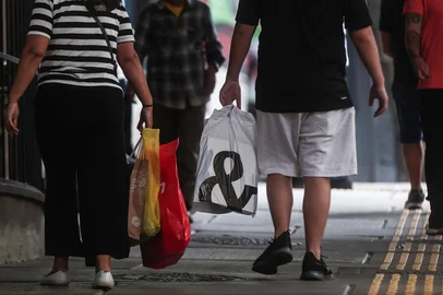 PORTO ALEGRE, RS, BRASIL, 12-12-2025: População com dívidas em atraso bateu recorde em outubro no Rio Grande do Sul. São mais de 400 mil pessoas inadimplentes. Foto: Jonathan Heckler/Agência RBS<!-- NICAID(16185477) -->