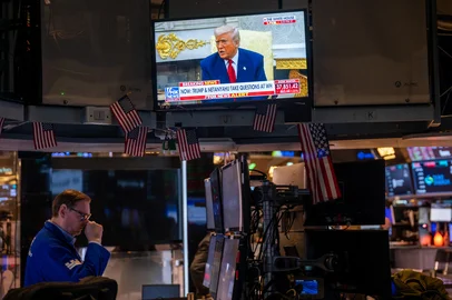 Markets Open Monday Morning After Plummeting Prior Week On Tariff NewsNEW YORK, NEW YORK - APRIL 07: U.S. President Donald Trump is displayed on a television screen as traders work on the floor of the New York Stock Exchange (NYSE) on April 07, 2025 in New York City. Markets around the world fell dramatically again on Monday as global leaders, businesses and economies try to understand and come to terms with President Trump's tariff policy.   Spencer Platt/Getty Images/AFP (Photo by SPENCER PLATT / GETTY IMAGES NORTH AMERICA / Getty Images via AFP)Editoria: FINLocal: New YorkIndexador: SPENCER PLATTSecao: market and exchangeFonte: GETTY IMAGES NORTH AMERICAFotógrafo: CONTRIBUTOR<!-- NICAID(16012050) -->
