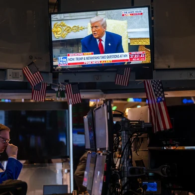 Markets Open Monday Morning After Plummeting Prior Week On Tariff NewsNEW YORK, NEW YORK - APRIL 07: U.S. President Donald Trump is displayed on a television screen as traders work on the floor of the New York Stock Exchange (NYSE) on April 07, 2025 in New York City. Markets around the world fell dramatically again on Monday as global leaders, businesses and economies try to understand and come to terms with President Trump's tariff policy.   Spencer Platt/Getty Images/AFP (Photo by SPENCER PLATT / GETTY IMAGES NORTH AMERICA / Getty Images via AFP)Editoria: FINLocal: New YorkIndexador: SPENCER PLATTSecao: market and exchangeFonte: GETTY IMAGES NORTH AMERICAFotógrafo: CONTRIBUTOR<!-- NICAID(16012050) -->