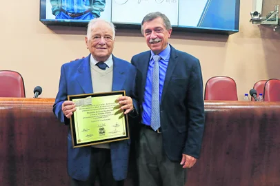O prefeito Adiló Didomenico prestigiou sessão solene da Câmara de Vereadores em que o ex-prefeito Mansueto de Castro Serafini Filho, que esteve no comando do executivo municipal de 1977 a 1982 e de 1989 a 1992, recebeu o título de Cidadão Emérito de Caxias do Sul.<!-- NICAID(15416588) -->