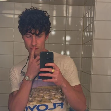 Shawn Mendes<!-- NICAID(15902258) -->
