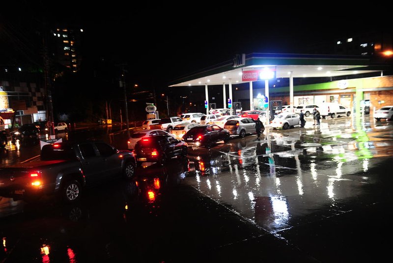 CAXIAS DO SUL, RS, BRASIL, 01/05/2024. Procura por combustível ocaziona filas em postos de gasolina. Na foto posto Sym da avenida São Leopoldo com a Sarmento Leite. (Porthus Junior/Agência RBS)<!-- NICAID(15750591) -->