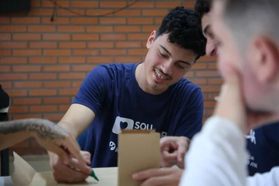 CAXIAS DO SUL, RS, BRASIL, 17/04/2026. Marlon Oliveira dos Santos, 16 anos, é aluno do Projeto Pescar, unidade do bairro São José, em Caxias do Sul (Ariéli Ziegler/Agência RBS)Indexador: Arieli Ziegler<!-- NICAID(16268107) -->