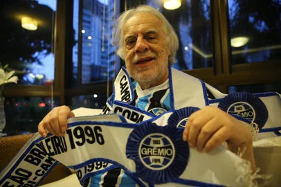 PORTO ALEGRE, RS, BRASIL - 2023.08.11 - Retrato de Luiz Carlos Pereira Silveira Martins, Cacalo, eleito o novo patrono do Grêmio, com faixas de importantes conquistas do tricolor na época em que era presidente ou vice-presidente, nos anos 90. - Foto: André Ávila/Agência RBSIndexador: Andre Avila<!-- NICAID(15508442) -->