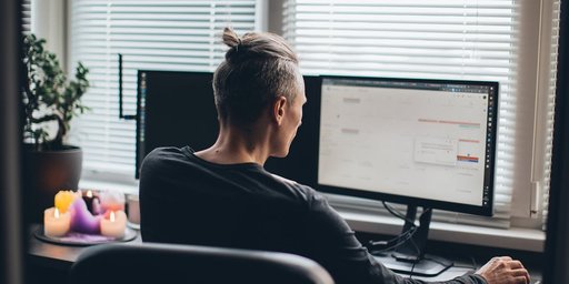 A morte do 'Dr.': Por que o título universitário perdeu peso social frente à autonomia financeira e de agenda dos profissionais autônomos  | Atlântida