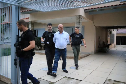 PORTO ALEGRE, RS, BRASIL, 17-04-2026: Ex-vereador Gilvani Gringo é preso pela Polícia Civil por suspeita de liderar esquema de fraude licitatória. Ex-parlamentar seria o proprietário de duas empresas que disputaram simultaneamente concorrências públicas, simulando competição e registradas em nome de supostos laranjas. Foto: Ronaldo Bernardi/Agência RBS<!-- NICAID(16267819) -->