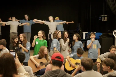 O espetáculo “Só Mais Cinco Minutinhos” vai ser apresentado nesta quarta-feira, dia 13 de dezembro, às 19h, no UCS Teatro.Depois de muitos ensaios, preparação de cenários, figurinos e tudo que envolve a organização do CETEC Musical 2023, está tudo pronto para o espetáculo “Só Mais Cinco Minutinhos” ser apresentado nesta quarta-feira (13/12), às 19h, no UCS Teatro. A segunda edição do projeto, protagonizado por alunos do 6º ao 9º Ano do CETEC Fundamental, vai abordar a adolescência e seus principais questionamentos: quem sou? quem somos? onde estamos? e para onde vamos? <!-- NICAID(15623346) -->