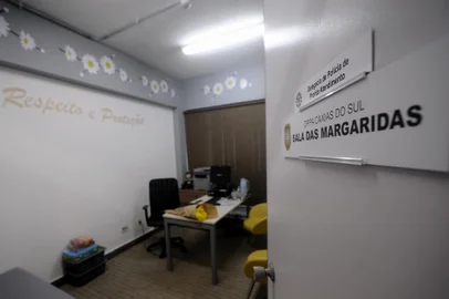 CAXIAS DO SUL, RS, BRASIL, 25/01/2021 - Inauguração da Sala das Margaridas, na Central de polícia (DPPA). (Marcelo Casagrande/Agência RBS)<!-- NICAID(14698664) -->