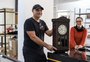 Atingida por enchente, tradicional empresa de restauração de relógios antigos troca de endereço