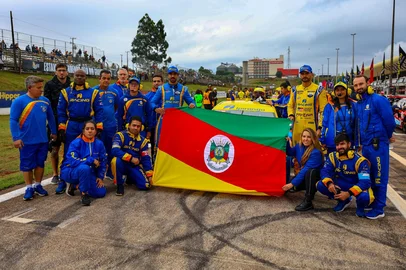 Cesar Ramos leva a bandeira do RS<!-- NICAID(16128689) -->