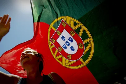 FBL-WC2010-POR-PRKTorcedores portugueses comemoram, em Lisboa, um dos sete gols da equipe de Portugal durante a Copa Mundial contra a Coréia do Norte na África do Sul enquanto assistiam ao evento em uma tela gigante na área do Rossio da capital. Portugal ganhou 7-0 derrota, eliminando a Coreia do Norte a partir da Copa do Mundo. AFP PHOTO / PATRICIA DE MELO MOREIRA____________________________________________Portuguese football fans celebrate on June 21, 2010 in Lisbon one of the seven goals of the Portuguese team during their World Cup match against North Korea in South Africa as they watch the event on a giant screen in the Rossio area of the capital. Portugal won 7-0 rout, eliminating North Korea from the World Cup.            AFP PHOTO / PATRICIA DE MELO MOREIRAEditoria: SPOLocal: LisbonIndexador: PATRICIA DE MELO MOREIRASecao: SOCCERFonte: AFPFotógrafo: STR<!-- NICAID(5055539) -->