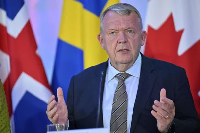 Denmark's Foreign Minister Lars Lokke Rasmussen addresses a press conference after a meeting with foreign ministers from Denmark, Norway, Sweden and Iceland at the Finnish Nature Centre Haltia in Espoo, Finland on August 19, 2025. (Photo by Roni Rekomaa / Lehtikuva / AFP) / Finland OUT / FINLAND OUT / FINLAND OUTEditoria: POLLocal: EspooIndexador: RONI REKOMAASecao: diplomacyFonte: LehtikuvaFotógrafo: STR<!-- NICAID(16111187) -->