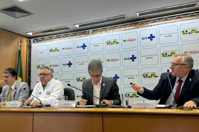 Os hospitais universitários de Santa Maria, Pelotas e Rio Grande irão realizar mutirão de cirurgias eletivas no próximo sábado (5). A medida foi anunciada pelo Ministério da Saúde e faz parte do programa Mais Especialistas. A ação busca diminuir o tempo de espera das filas do Sistema Único de Saúde (SUS). <!-- NICAID(16072040) -->