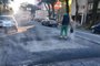O tempo firme e seco permite o reparo de ruas danificadas pelo mês mais chuvoso da história de Caxias do Sul. Os trabalhos iniciaram nesta quarta-feira (29) quando a Codeca utilizou 20 toneladas de asfalto em menos de duas horas para tapar buracos nos bairros Esplanada, São Ciro, Desvio Rizzo e Nossa Senhora da Saúde. <!-- NICAID(15777973) -->
