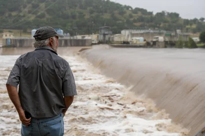 KERRVILLE, TEXAS - JULY 04: A Kerrville resident watches the rising waters of the Guadalupe River on July 4, 2025 in Kerrville, Texas. Heavy rainfall caused flooding along the Guadalupe River in central Texas with multiple fatalities reported.   Eric Vryn/Getty Images/AFP (Photo by Eric Vryn / GETTY IMAGES NORTH AMERICA / Getty Images via AFP)<!-- NICAID(16073996) -->
