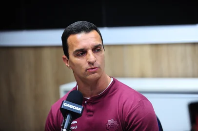 CAXIAS DO SUL, RS, BRASIL, 14/04/2023. Técnico da SER Caxias, Júnior Rocha, participa do programa Show dos Esportes no estúdio da Rádio Gaúcha Serra. (Porthus Junior/Agência RBS)<!-- NICAID(16037316) -->