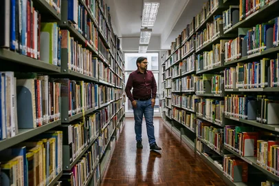 CAXIAS DO SUL, RS, BRASIL, 19/01/2026. Pauta na Biblioteca Pública Dr. Demétrio Niderauer, na Casa da Cultura, em Caxias do Sul. entrevista com o diretor Cássio Immig. (Neimar De Cesero/Agência RBS)Indexador: Neimar De Cesero<!-- NICAID(16206501) -->
