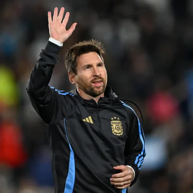 Argentina's forward #10 Lionel Messi waves to the fans during the warmup ahead of the 2026 FIFA World Cup South American qualifiers football match between Argentina and Venezuela at the Mas Monumental stadium in Buenos Aires on September 4, 2025. (Photo by Luis ROBAYO / AFP)<!-- NICAID(16117443) -->