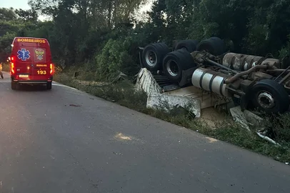 Tombamento de carreta deixa uma pessoa morta na RS-324 <!-- NICAID(15688941) -->