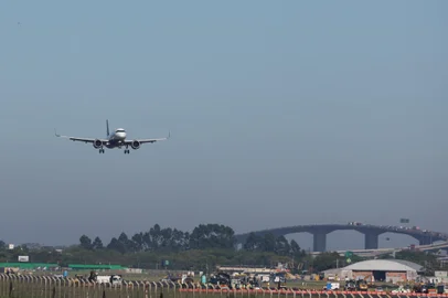 Porto Alegre, RS, Brasil - Primeiro pouso de avião comercial após a reabertura do aeroporto salgado filho.Indexador: jeff botega<!-- NICAID(15895273) -->