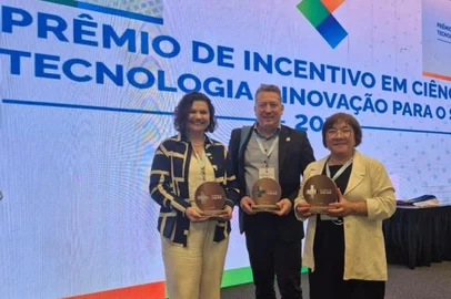 Marli Matiko Anraku de Campos e Vanessa Ramos Kirsten na cerimônia de entrega dos troféus em Brasília <!-- NICAID(16184828) -->