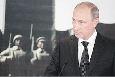 PUTIN NEGAOcidente acusa a Rússia de enviar armamentos para o país vizinho