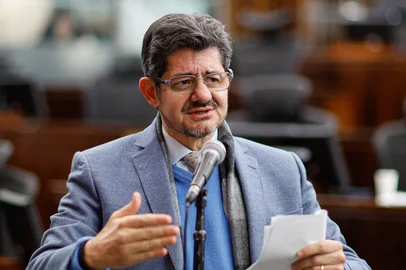 PORTO ALEGRE - RS - BRASIL - 02/07/2025: O Procurador-geral de Justiça Alexandre Saltz faz a prestação de contas do Ministério Público RS, referente ao ano 2024. Na foto, deputado Tiago Simon (MDB).<!-- NICAID(16072086) -->