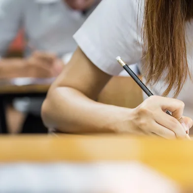 high school,university student study.hands holding pencil writing paper answer sheet.sitting lecture chair taking final exam attending in examination classroom.concept scholarship for education abroadFonte: 352872774<!-- NICAID(16337875) -->