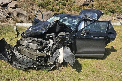 Um acidente envolvendo um veículo SUV Haval H6, com placas de Curitiba, deixou uma mulher, de 43 anos, e duas crianças, de 8 e 12 anos, feridas na manhã deste domingo (13), na RSC-453, em Bento Gonçalves. <!-- NICAID(16079403) -->