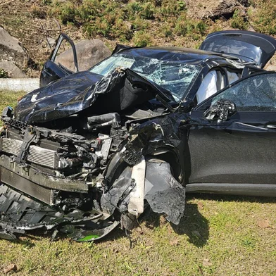 Um acidente envolvendo um veículo SUV Haval H6, com placas de Curitiba, deixou uma mulher, de 43 anos, e duas crianças, de 8 e 12 anos, feridas na manhã deste domingo (13), na RSC-453, em Bento Gonçalves. <!-- NICAID(16079403) -->
