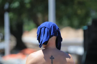 PORTO ALEGRE, 04/02/2025 - Temperatura sobe na Capital e termômetros podem registrar máximas acima de 40°C. FOTO: RONALDO BERNARDI, AGÊNCIA RBS<!-- NICAID(15968692) -->