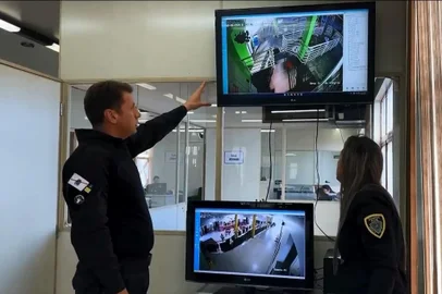 As 46 escolas municipais de Bento Gonçalves vão ter vigilância eletrônica em tempo real. Câmeras começaram a ser instaladas para dar mais segurança à comunidade escolar. <!-- NICAID(15411633) -->