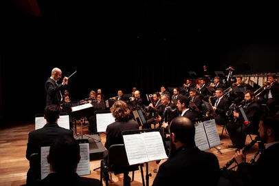 A Secretaria Municipal da Cultura, por meio da Orquestra Municipal de Sopros de Caxias do Sul, apresenta o espetáculo “Em Solo Caxiense”, no dia 15 de junho de 2025, às 18h, no Teatro Pedro Parenti, celebrando os 135 anos de Caxias do Sul com um concerto que reúne música popular, jazz e música erudita na interpretação de artistas da cidade.<!-- NICAID(16055666) -->